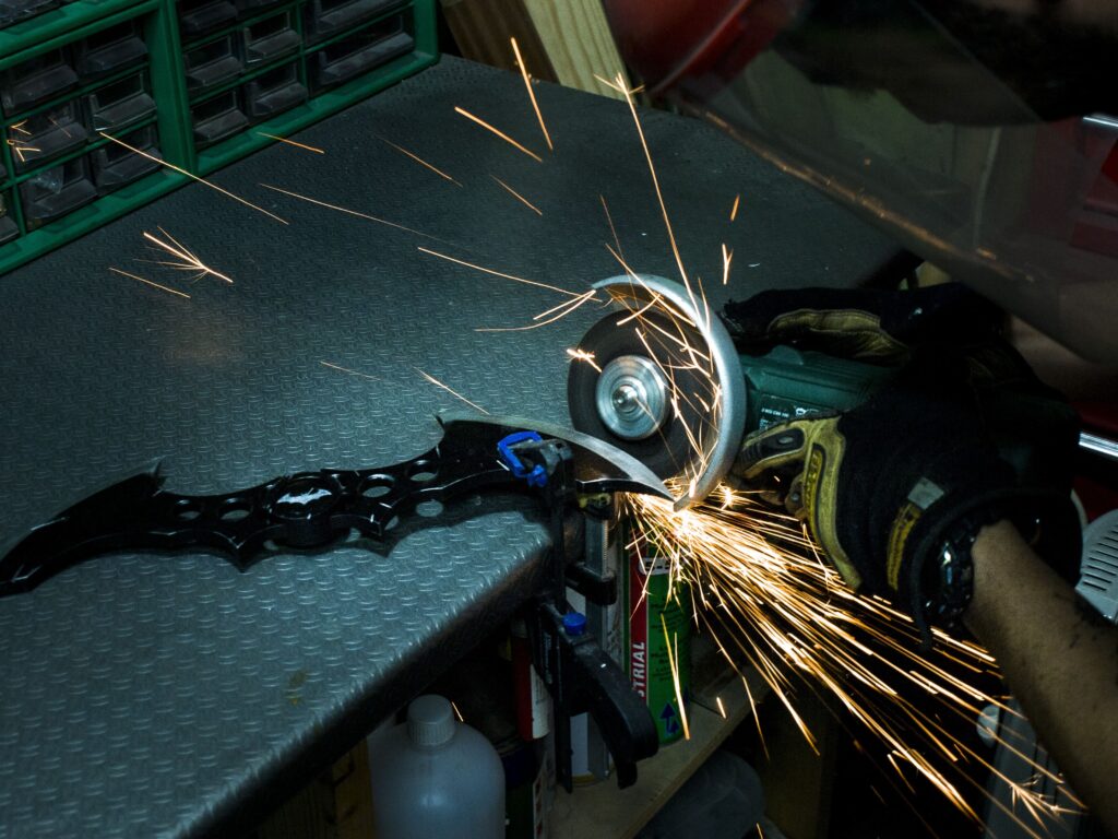 Creación de un Batarang en metal con corte y pulido en taller.
