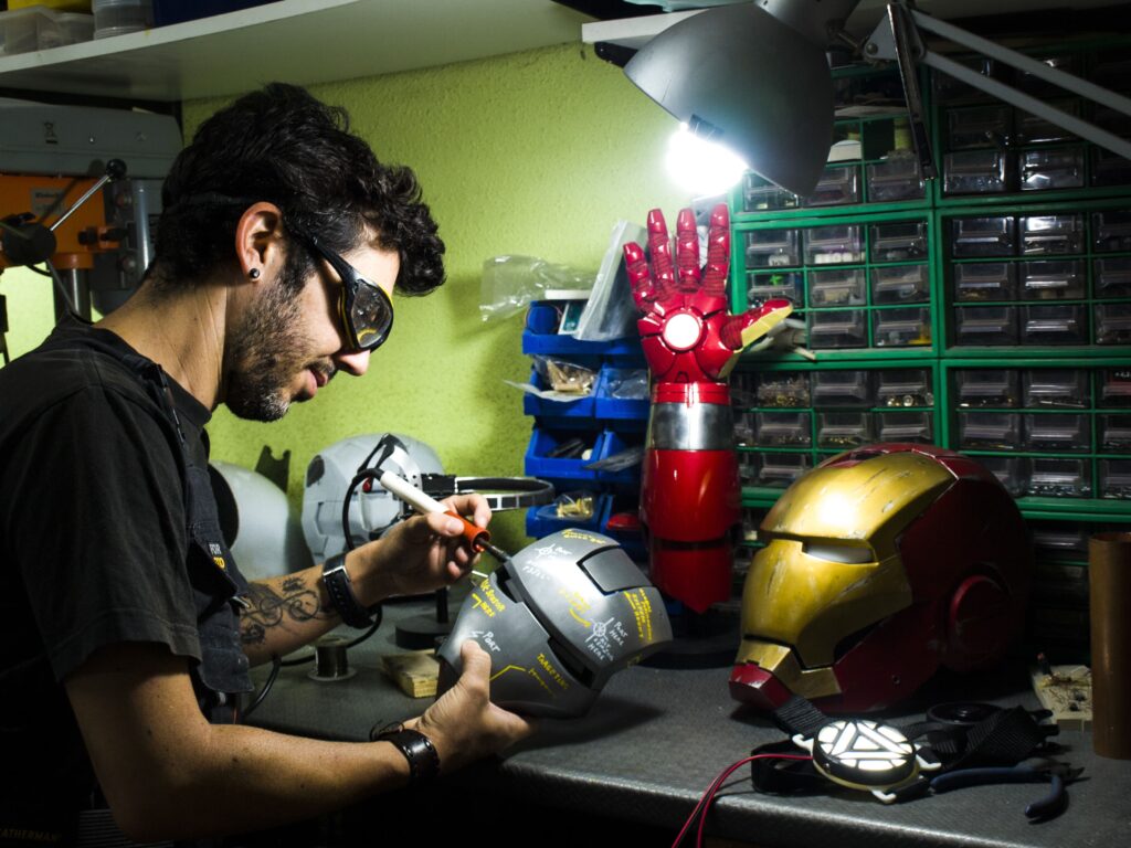 Técnico de Mordor Props pintando y detallando un casco de Iron Man.