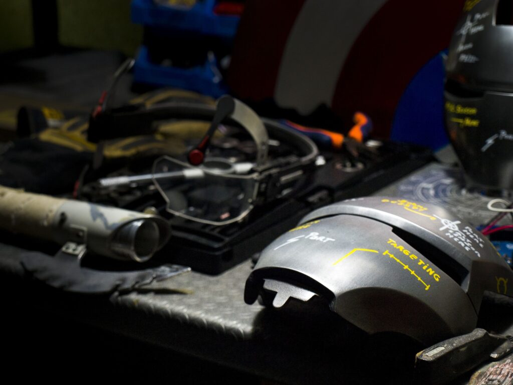 Placa de la armadura de Iron Man en proceso de montaje con anotaciones técnicas.