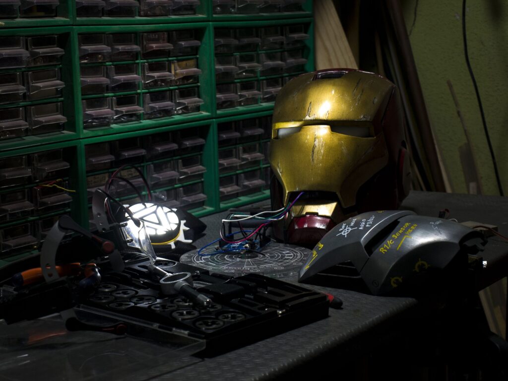 Casco de Iron Man con cableado electrónico en el taller de Mordor Props.
