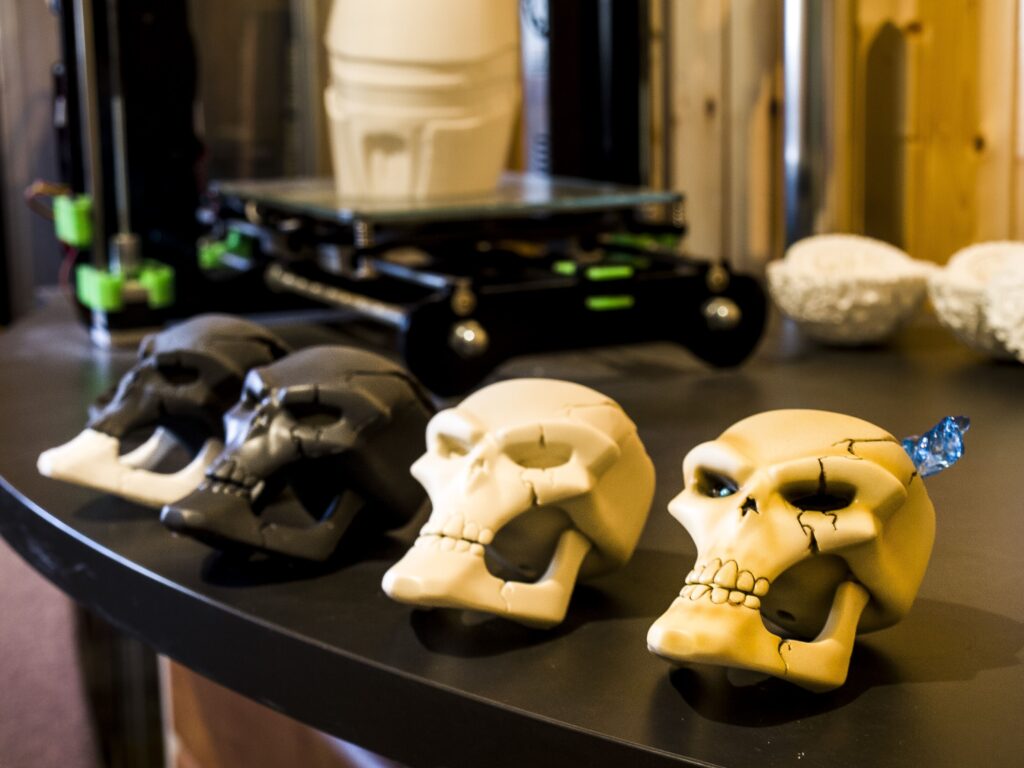 Cráneos decorativos en resina e impresión 3D con distintos acabados.