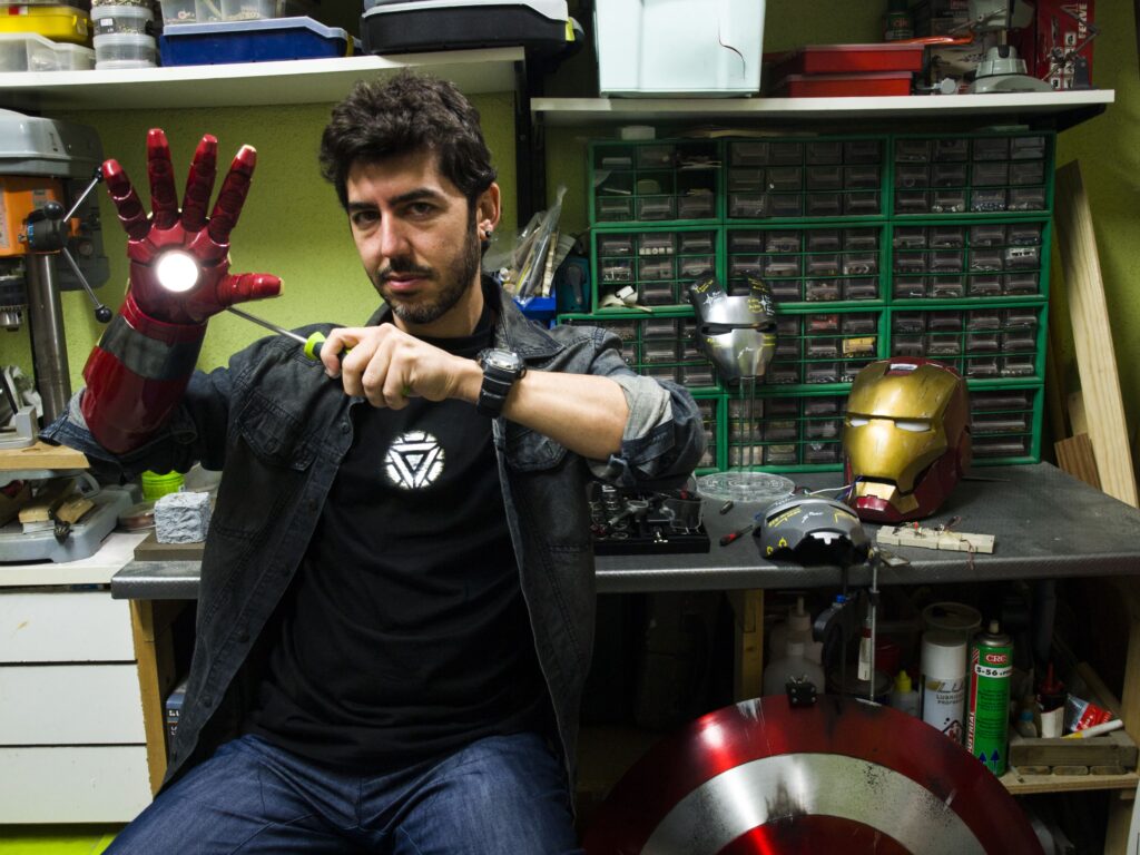 Prueba de guante de Iron Man con luz de repulsor en el taller.